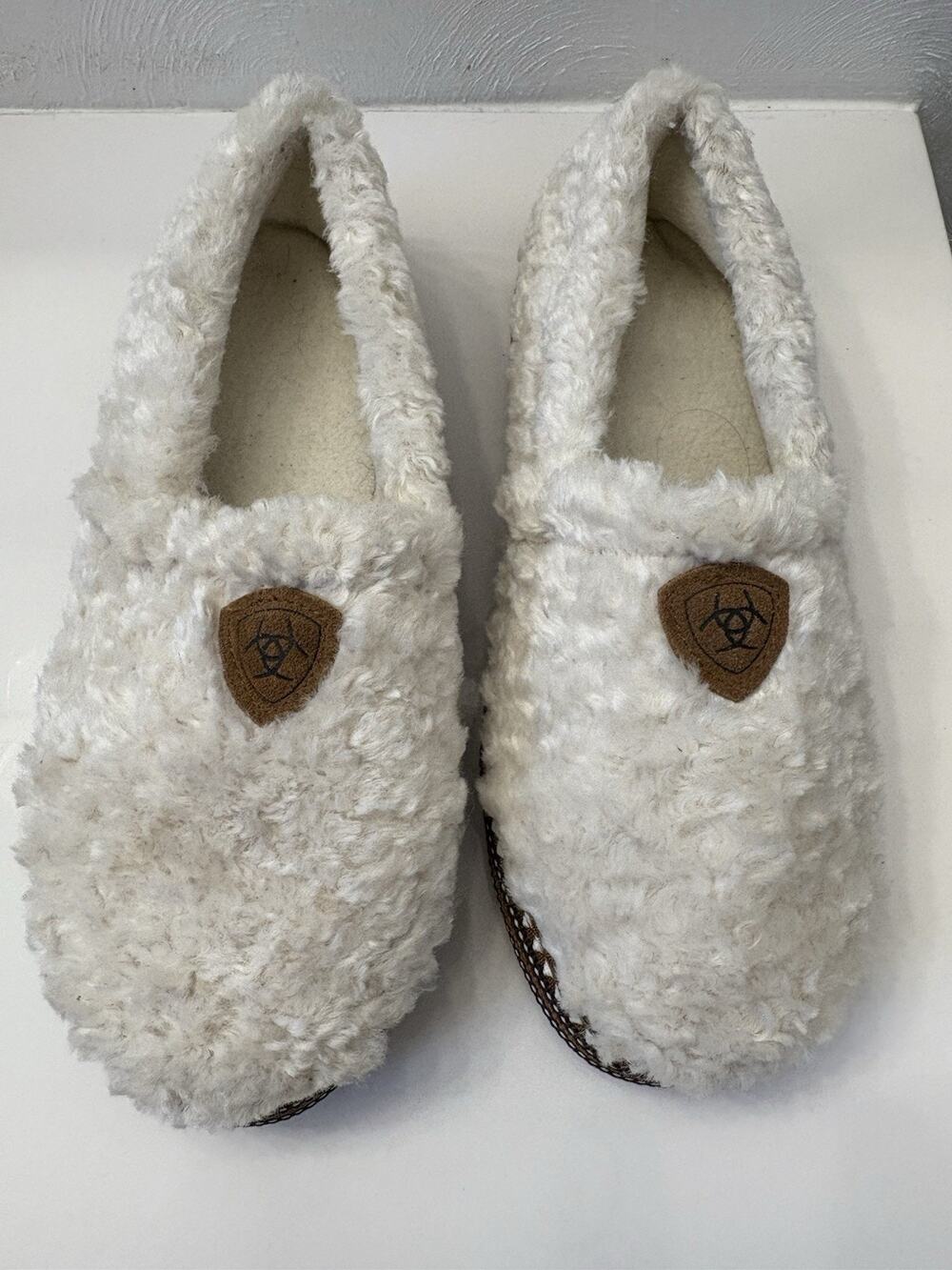 Ariat Women’s Appaloosa Snuggle Slippers Size Small (6/7) White Fuzzy